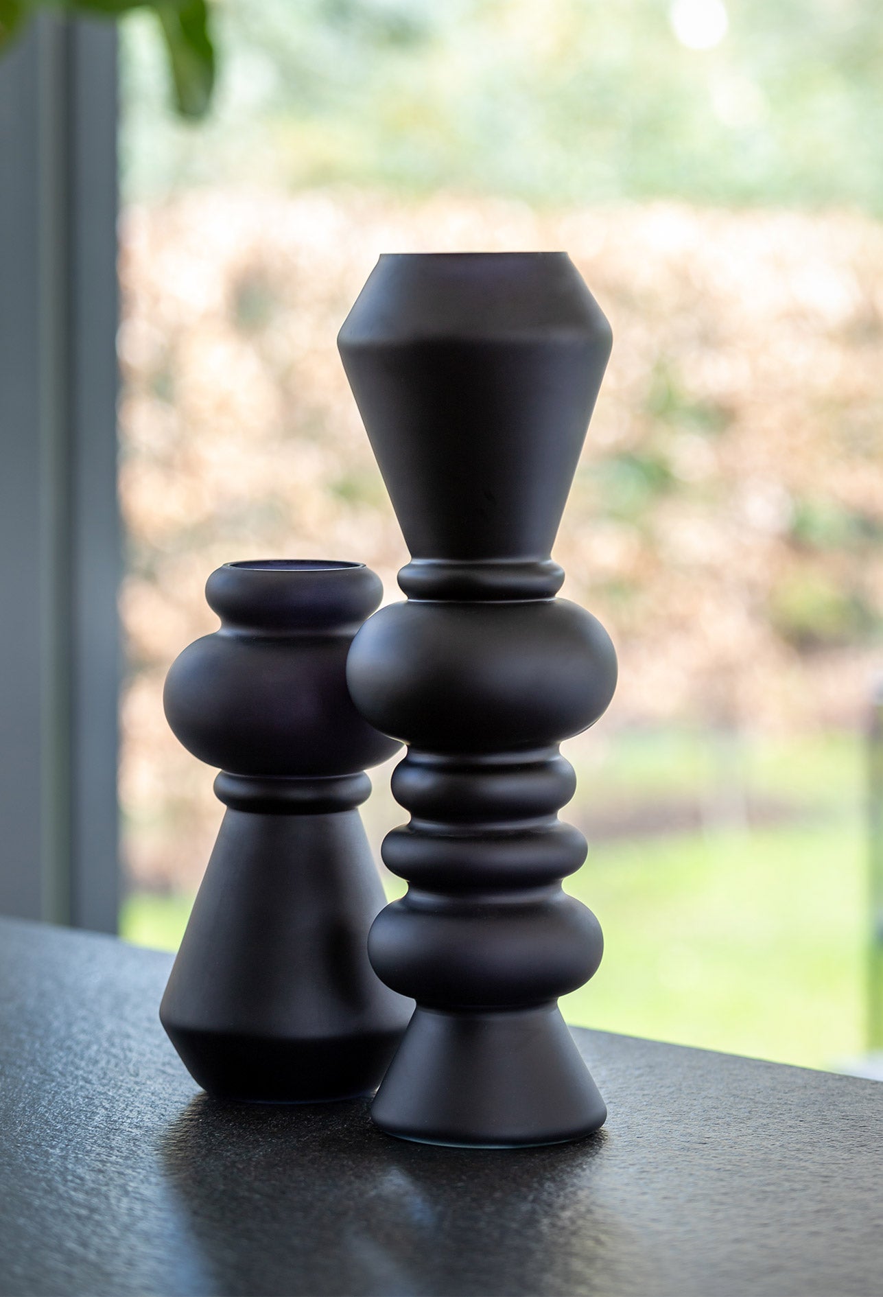 Glasvase Livon - Blume Exclusiv Interior Schwarze Glasvase Livon: mattes schwarz ✓ organische Form ✓ Aktuelle Wohntrends