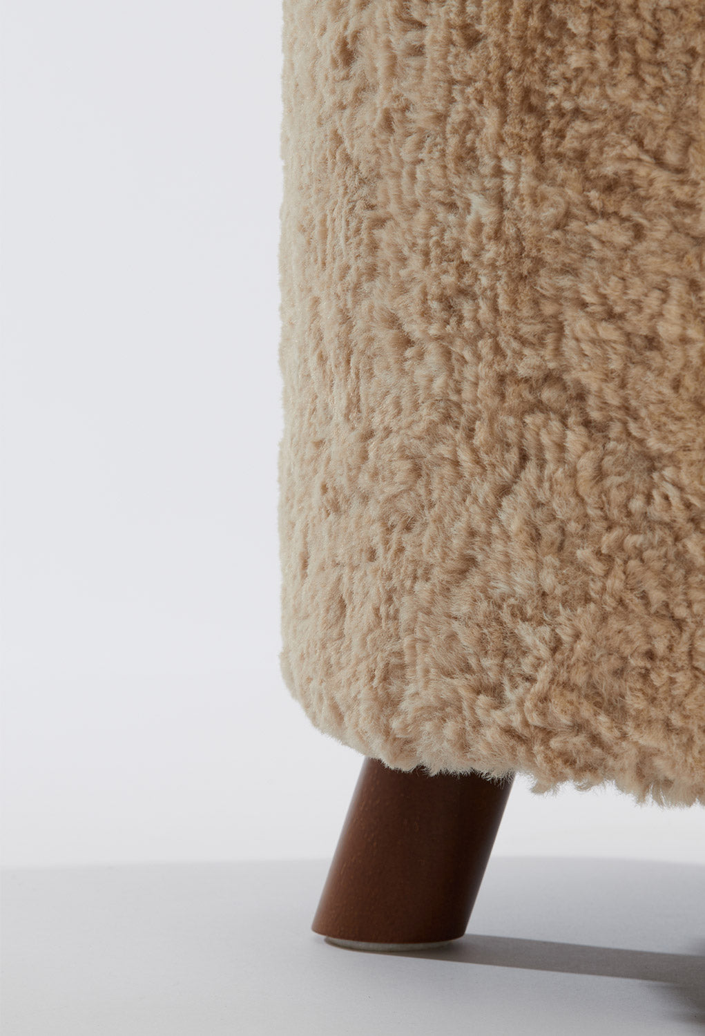 Hocker Polly: Beiger Sitzhocker mit flauschiger Sitzfläche. Sitzbank Blume Exclusiv Interior