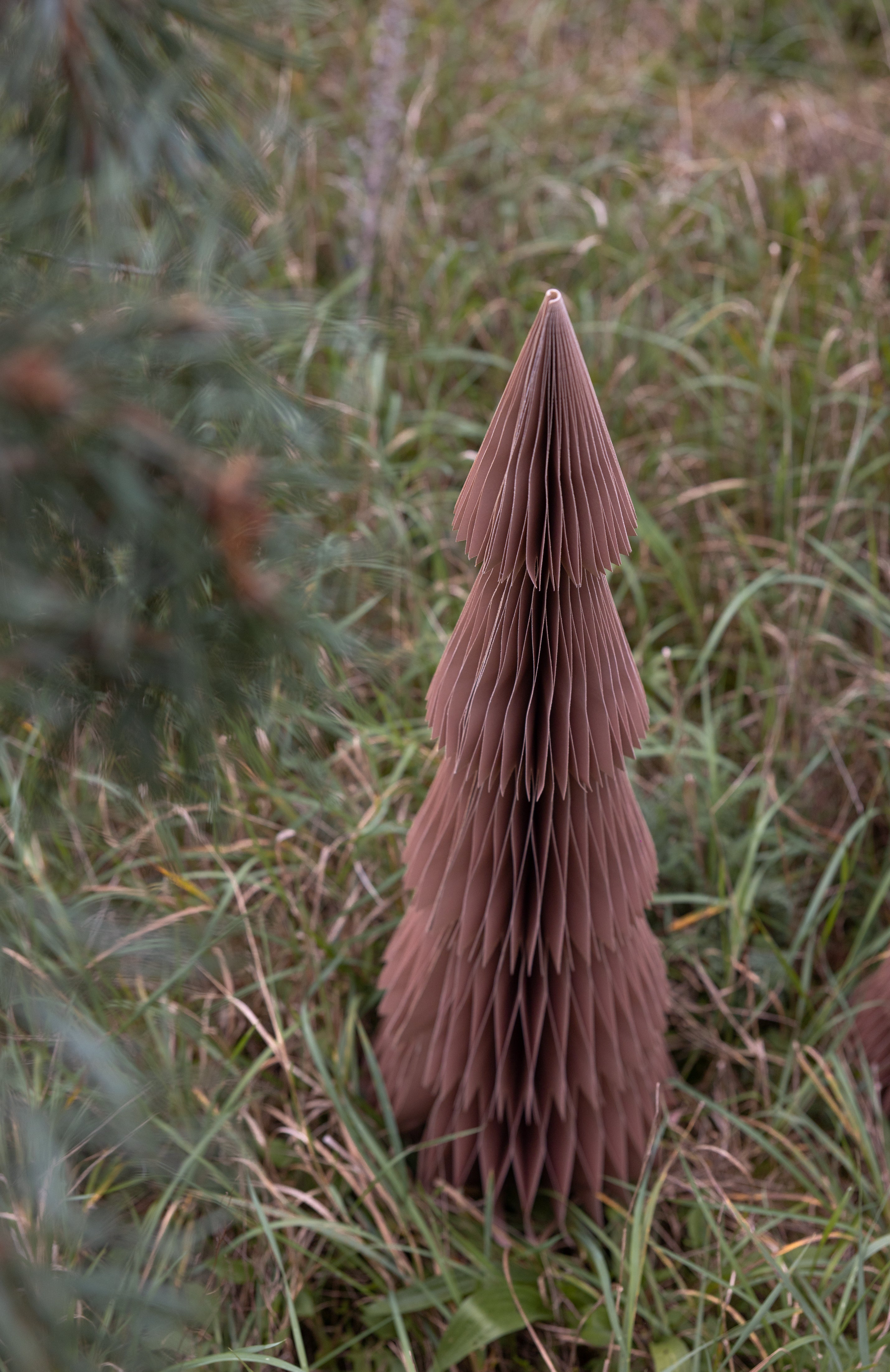 Weihnachtsbaum aus Papier beige/ braun