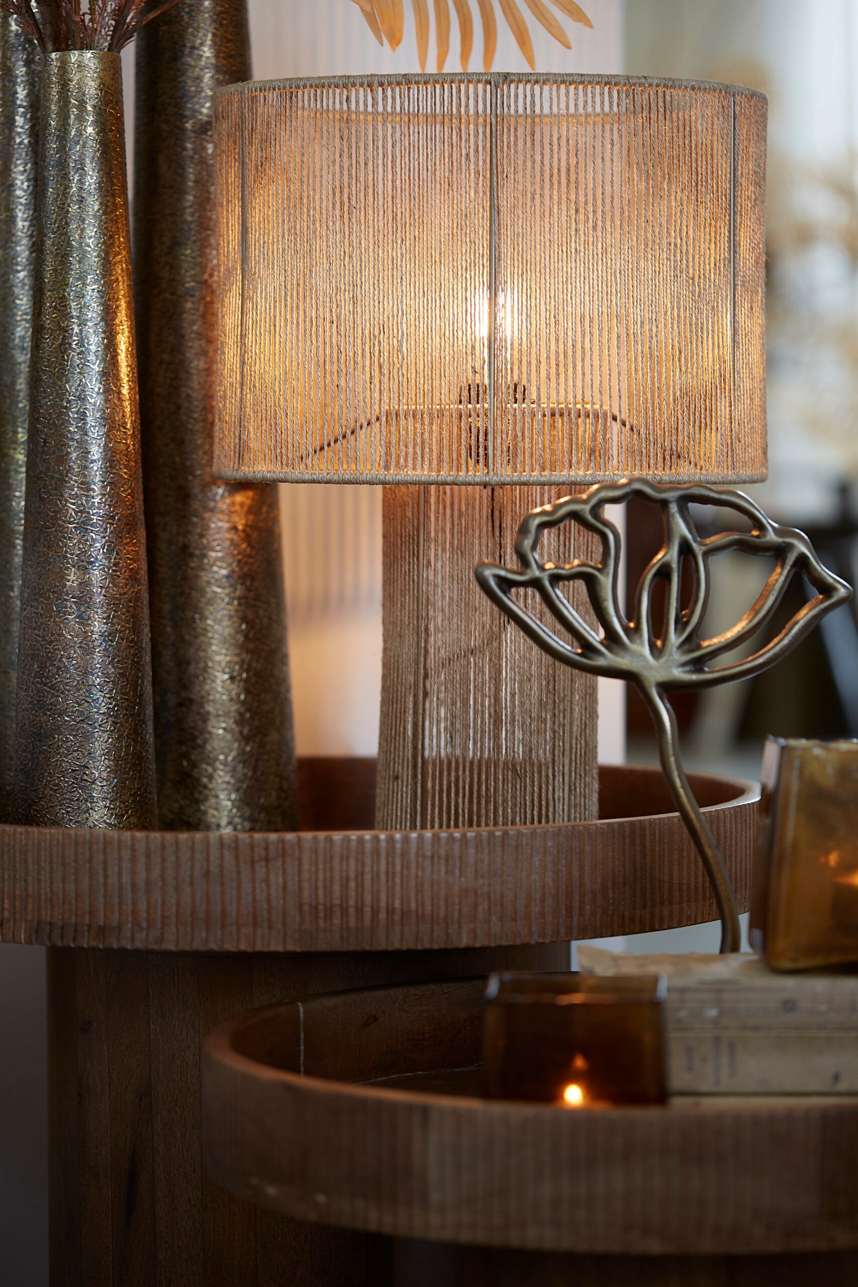Tischlampe Lavatera - Blume Exclusiv Interior Tischlampe Lavatera: Tischlampe aus Jute ✓ Tischleuchte ✓ Aktuelle Wohntrends ✓ Jetzt 10 % sparen ✓