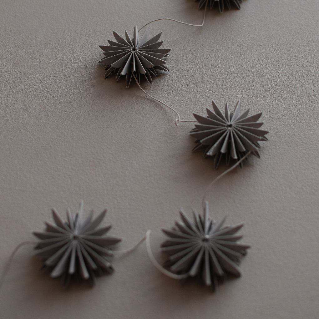 Garland Flake taupe/ grau – Papiergirlande