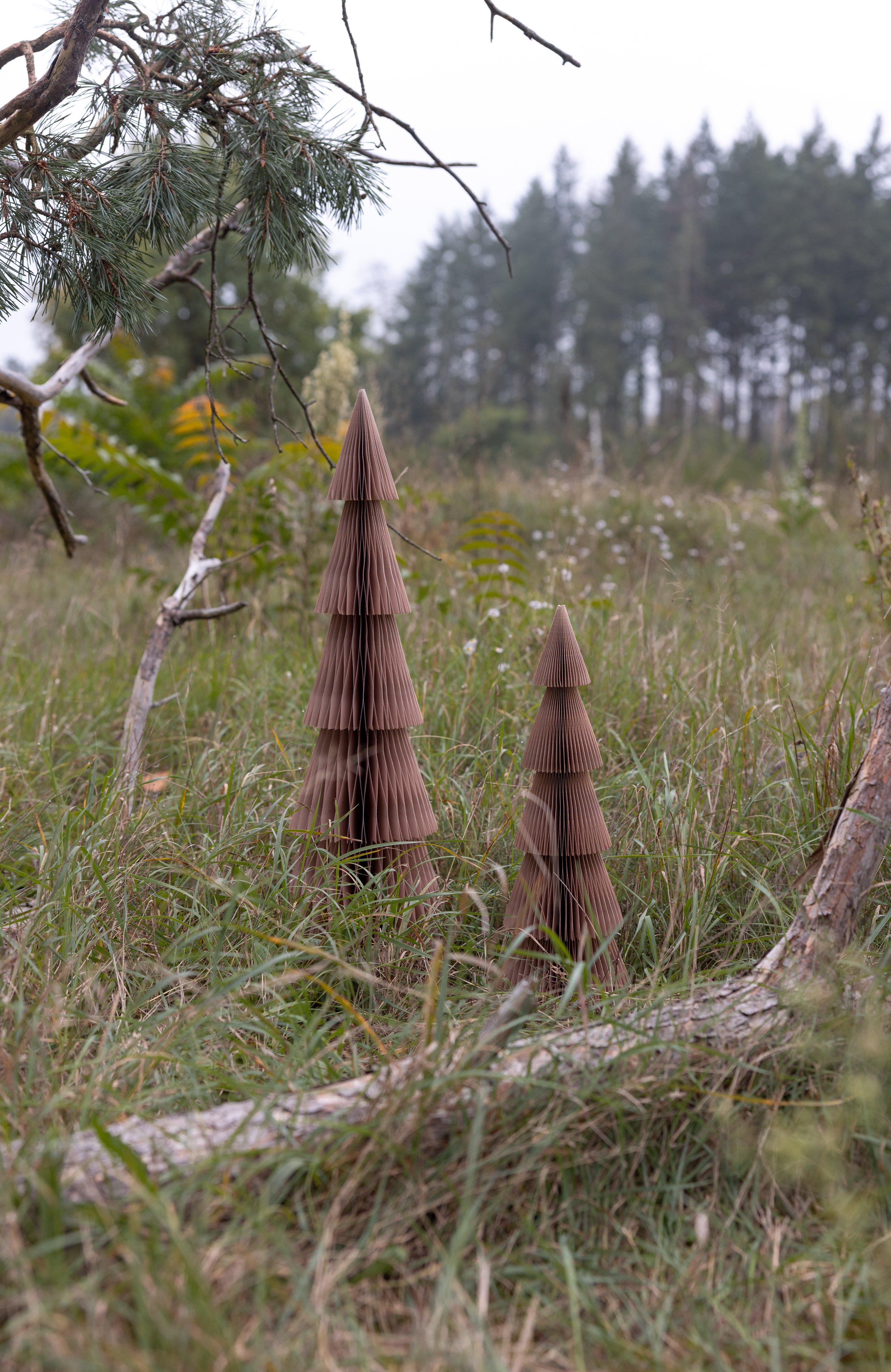 Weihnachtsbaum aus Papier beige/ braun