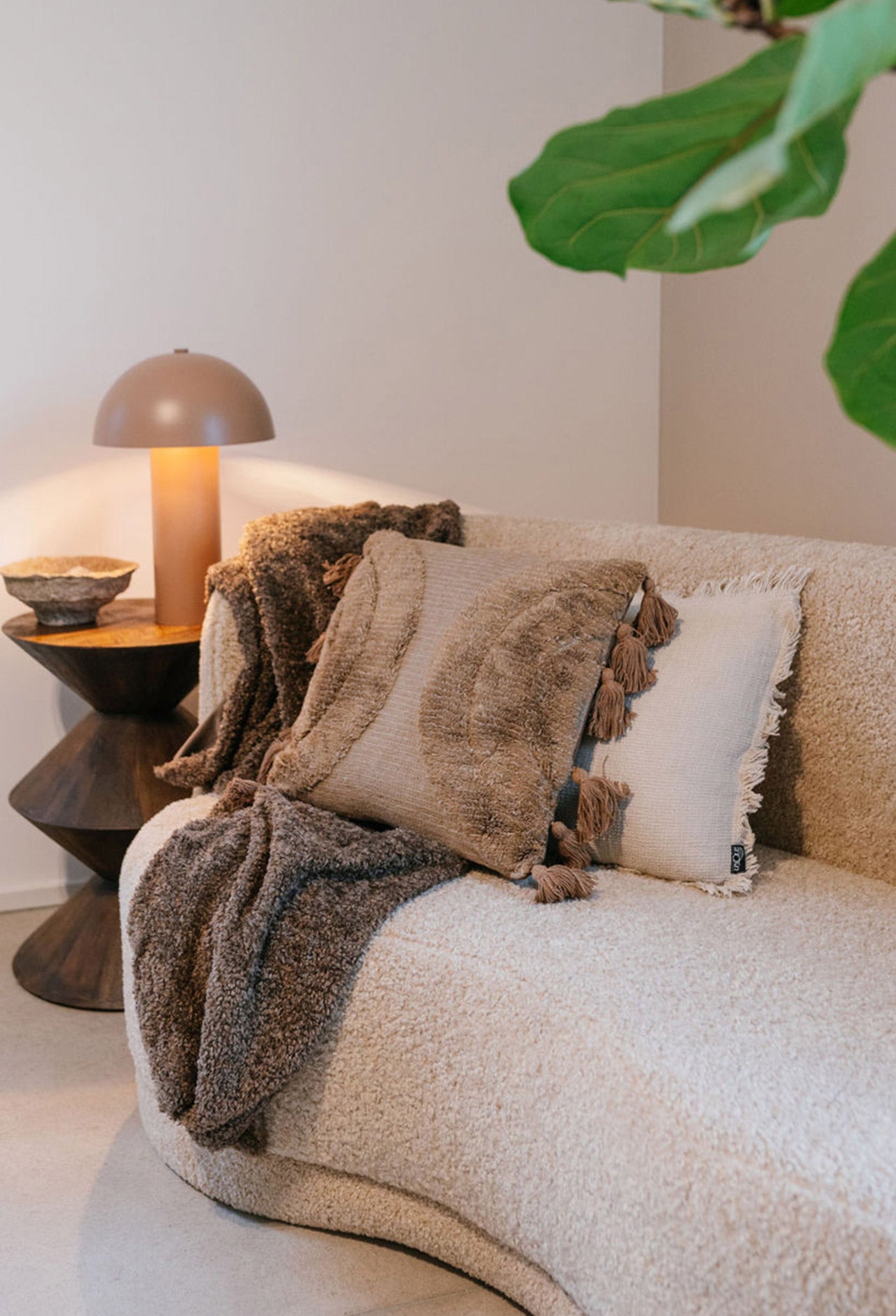Sofa Amelie - Blume Exclusiv Interior Beiges Sofa Amelie: Organisch geformt Wohntrend 2023