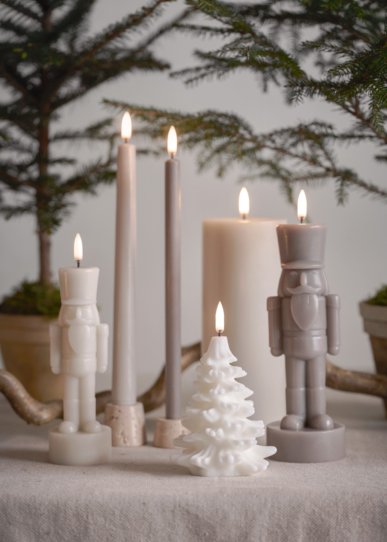 LED Nussknacker Kerze Taupe – 2 Größen