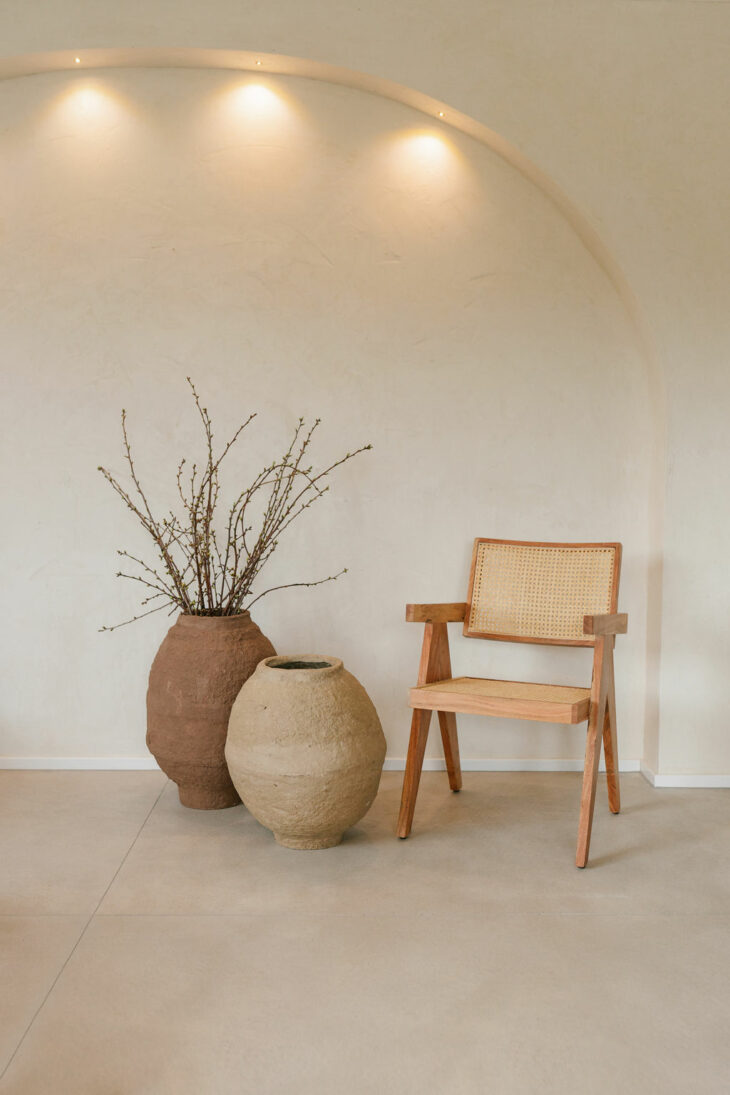 Bodenvase Karota: Braune Bodenvase aus Pappmaché - Blume Exclusiv Interior Wohntrends 2023